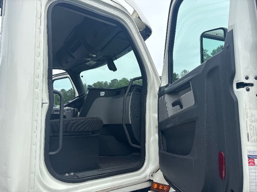 Day Cab Tractor-Heavy Duty Tractors-Freightliner-2019-T12664ST-Forest Park-GA-509,533\n\t\tmiles-$ 36,000 - Image 12