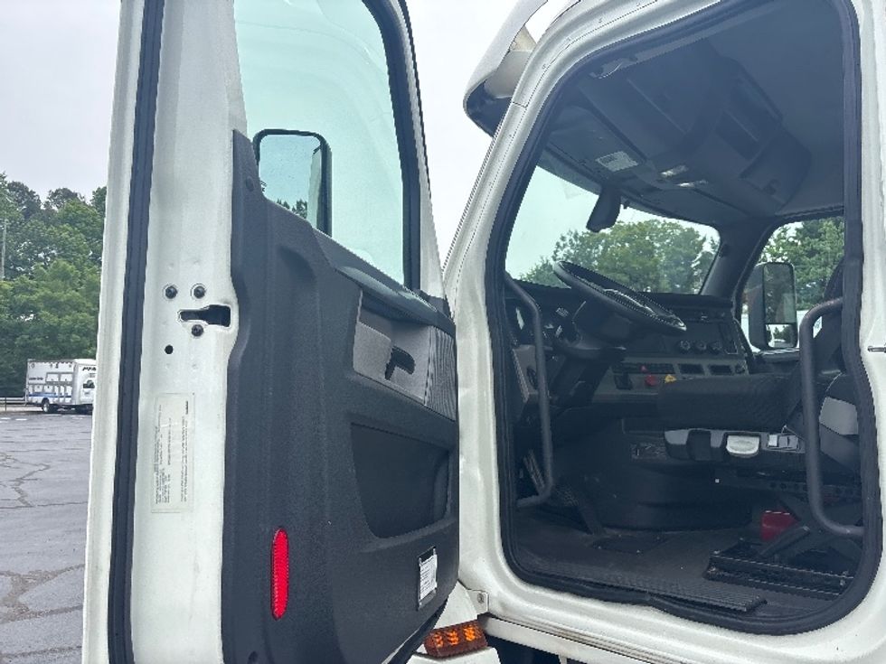 Day Cab Tractor-Heavy Duty Tractors-Freightliner-2019-T12664ST-Forest Park-GA-509,533\n\t\tmiles-$ 36,000 - Image 9