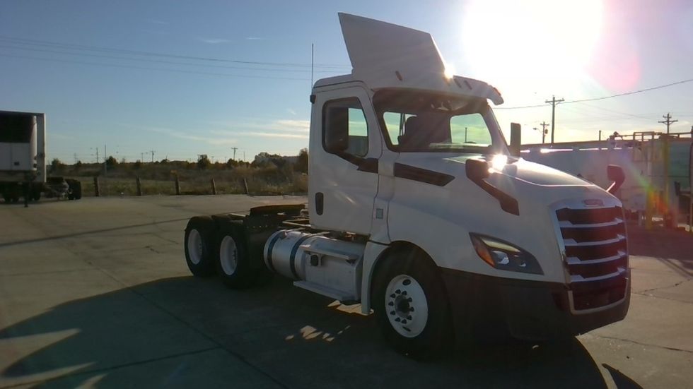 Day Cab Tractor-Heavy Duty Tractors-Freightliner-2019-T12664ST-Forrest City-AR-357,906\n\t\tmiles-$ 48,750 - Image 1