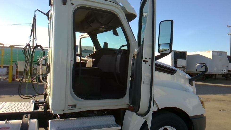 Day Cab Tractor-Heavy Duty Tractors-Freightliner-2019-T12664ST-Forrest City-AR-357,906\n\t\tmiles-$ 48,750 - Image 12