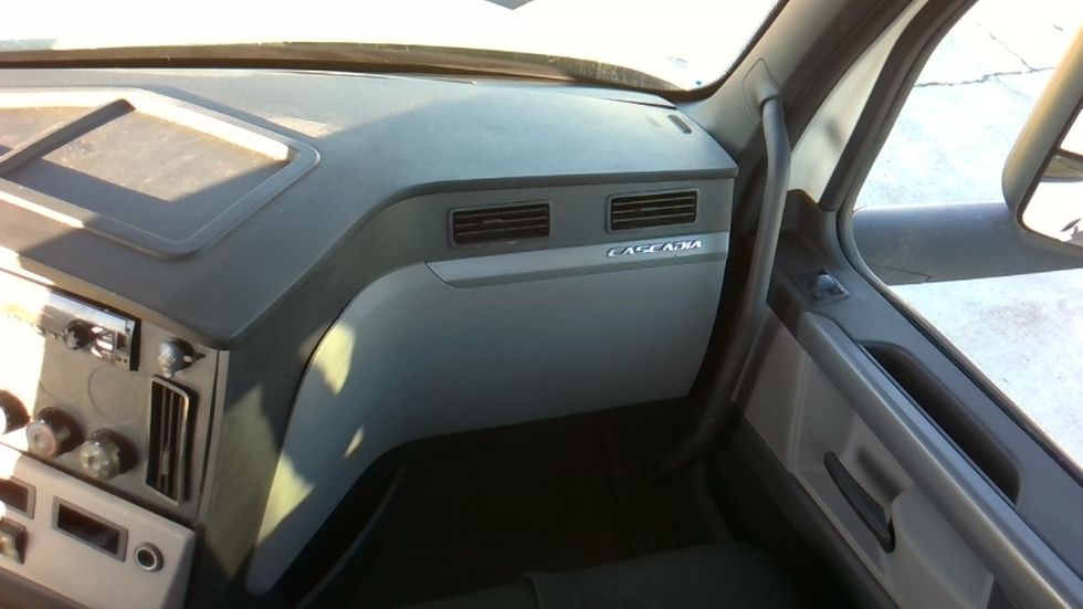 Day Cab Tractor-Heavy Duty Tractors-Freightliner-2019-T12664ST-Forrest City-AR-357,906\n\t\tmiles-$ 48,750 - Image 13