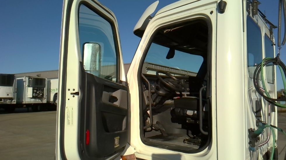 Day Cab Tractor-Heavy Duty Tractors-Freightliner-2019-T12664ST-Forrest City-AR-357,906\n\t\tmiles-$ 48,750 - Image 9