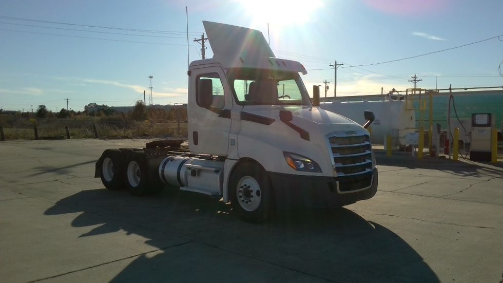 Day Cab Tractor-Heavy Duty Tractors-Freightliner-2019-T12664ST-Forrest City-AR-394,677\n\t\tmiles-$ 46,500 - Image 1