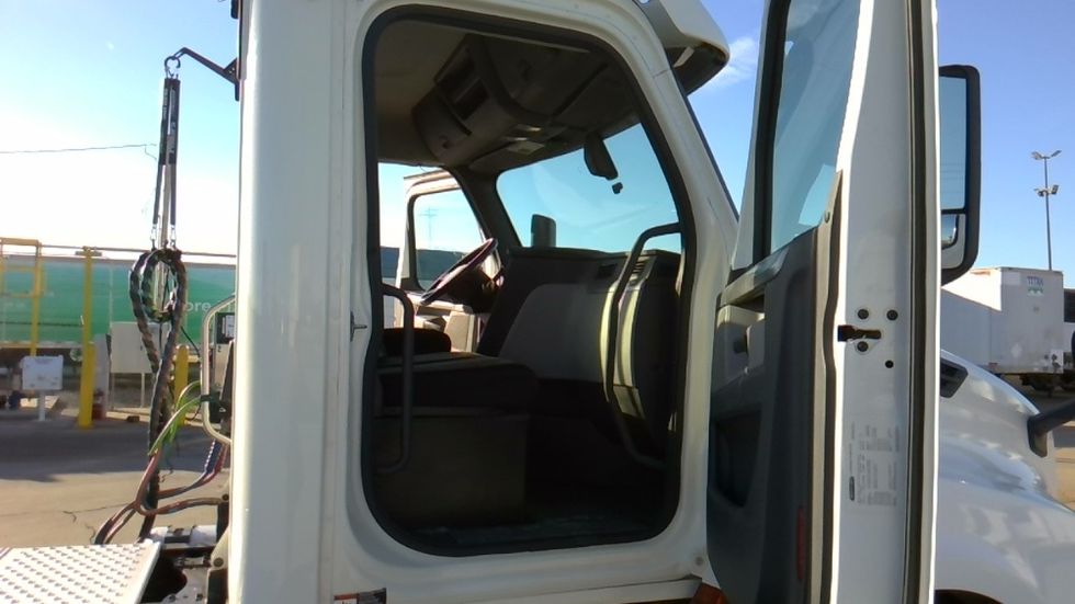 Day Cab Tractor-Heavy Duty Tractors-Freightliner-2019-T12664ST-Forrest City-AR-394,677\n\t\tmiles-$ 46,500 - Image 12