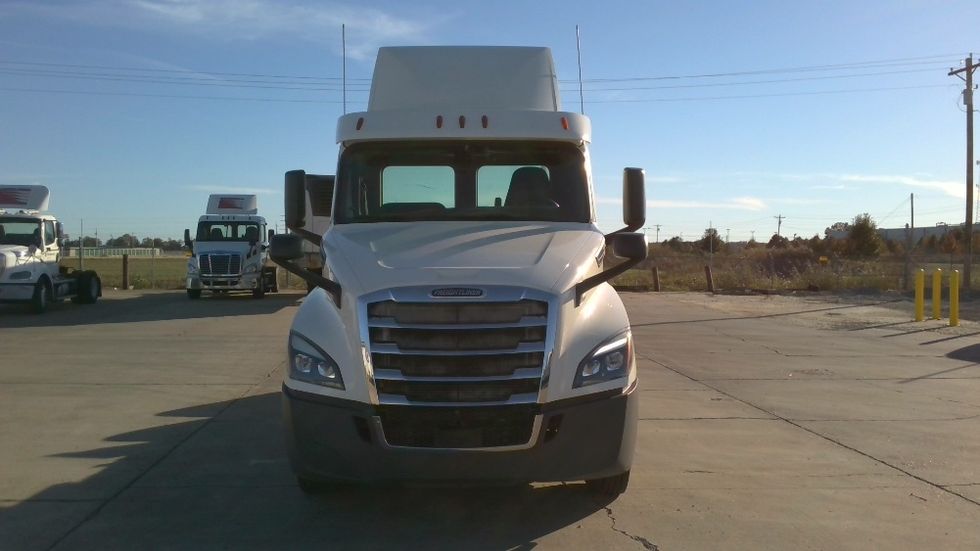 Day Cab Tractor-Heavy Duty Tractors-Freightliner-2019-T12664ST-Forrest City-AR-394,677\n\t\tmiles-$ 46,500 - Image 2