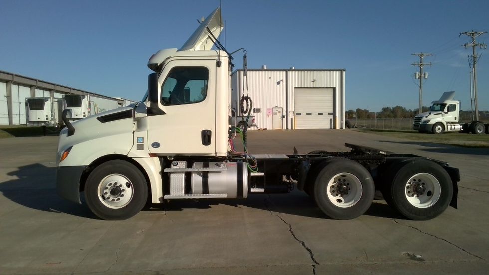 Day Cab Tractor-Heavy Duty Tractors-Freightliner-2019-T12664ST-Forrest City-AR-394,677\n\t\tmiles-$ 46,500 - Image 4