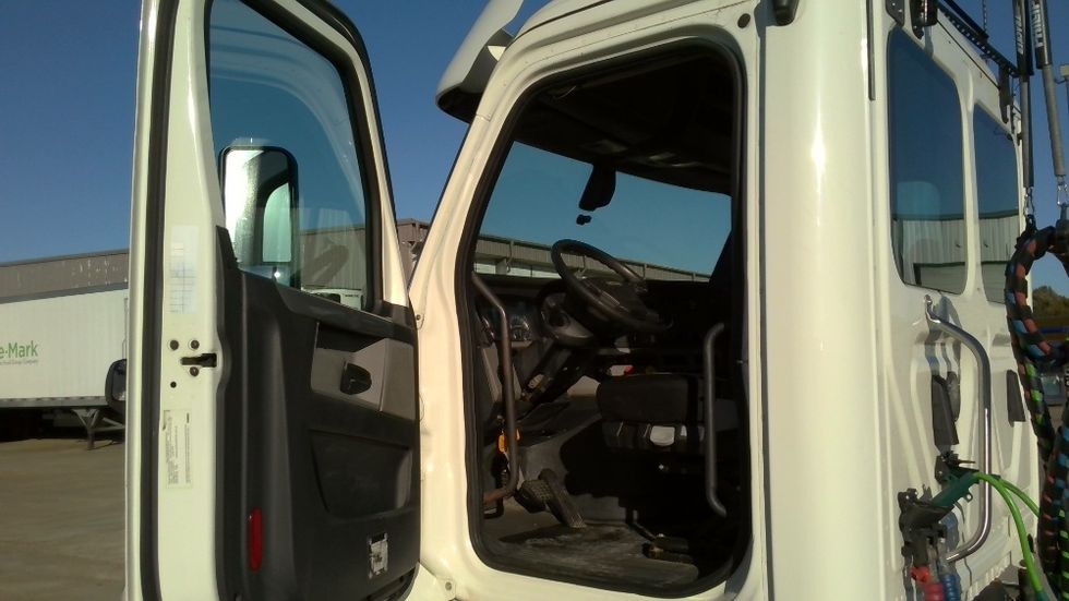 Day Cab Tractor-Heavy Duty Tractors-Freightliner-2019-T12664ST-Forrest City-AR-394,677\n\t\tmiles-$ 46,500 - Image 9