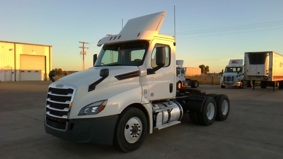 Day Cab Tractor-Heavy Duty Tractors-Freightliner-2019-T12664ST-Forrest City-AR-590,109\n\t\tmiles-$ 32,000 - Image 3