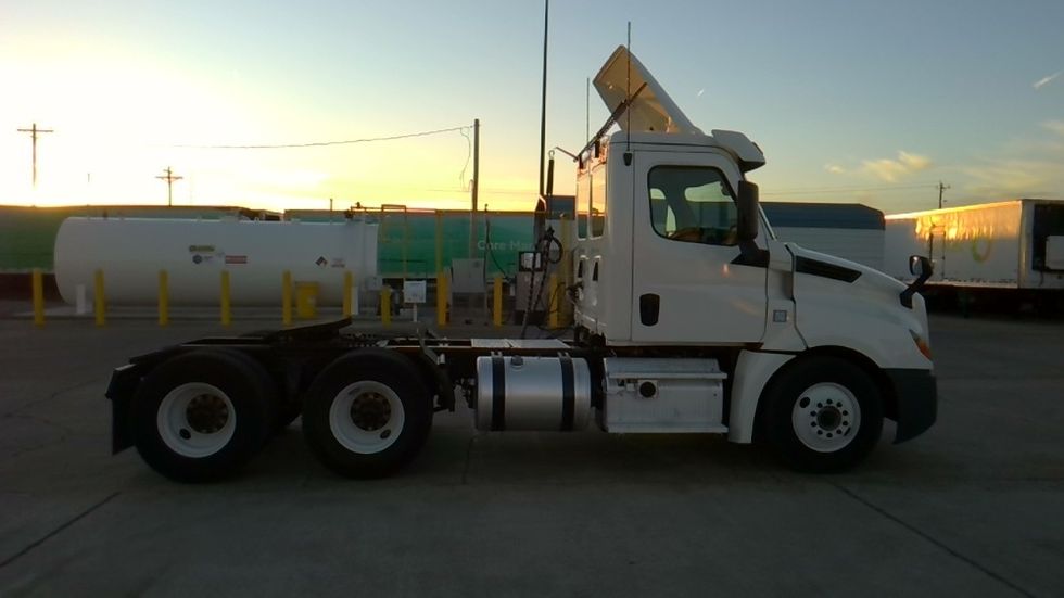 Day Cab Tractor-Heavy Duty Tractors-Freightliner-2019-T12664ST-Forrest City-AR-590,109\n\t\tmiles-$ 32,000 - Image 8