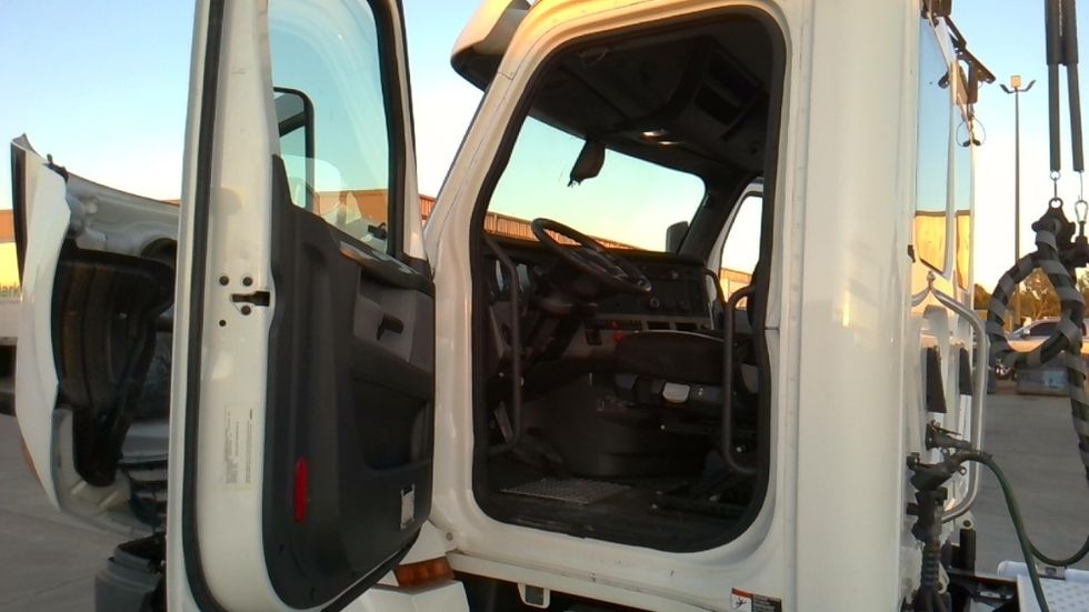 Day Cab Tractor-Heavy Duty Tractors-Freightliner-2019-T12664ST-Forrest City-AR-590,109\n\t\tmiles-$ 32,000 - Image 9