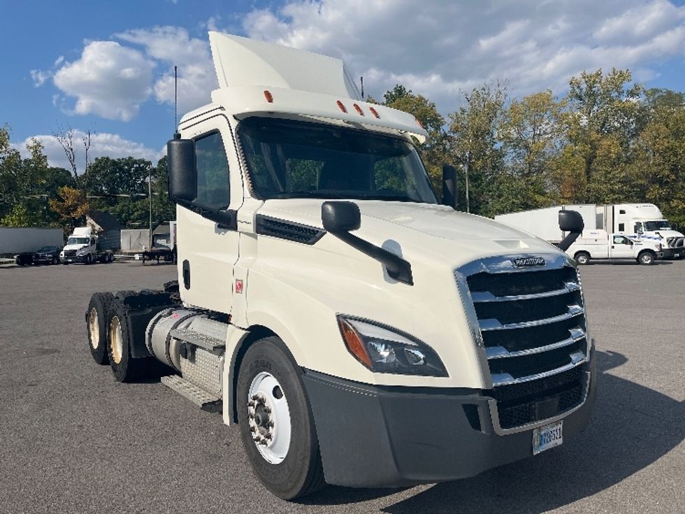 Day Cab Tractor-Heavy Duty Tractors-Freightliner-2019-T12664ST-Fort Wayne-IN-366,230\n\t\tmiles-$ 57,750 - Image 1