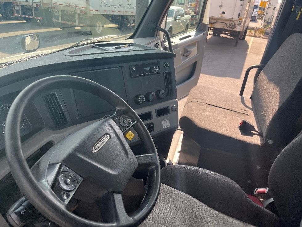 Day Cab Tractor-Heavy Duty Tractors-Freightliner-2019-T12664ST-Fort Wayne-IN-366,230\n\t\tmiles-$ 57,750 - Image 10