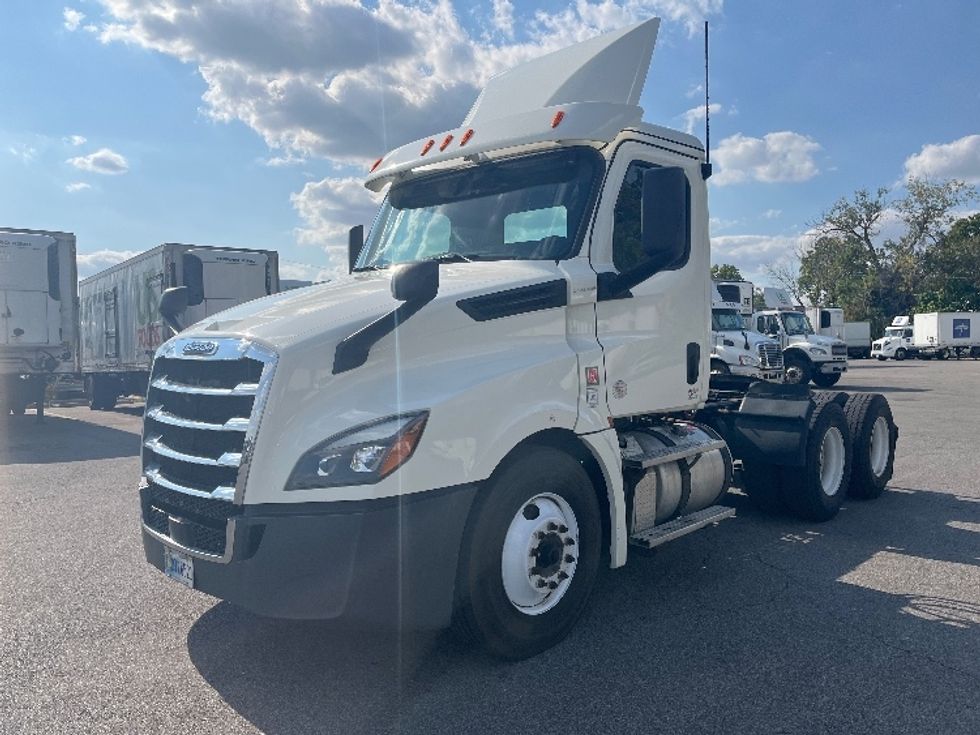 Day Cab Tractor-Heavy Duty Tractors-Freightliner-2019-T12664ST-Fort Wayne-IN-366,230\n\t\tmiles-$ 57,750 - Image 3