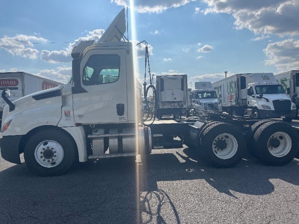 Day Cab Tractor-Heavy Duty Tractors-Freightliner-2019-T12664ST-Fort Wayne-IN-366,230\n\t\tmiles-$ 57,750 - Image 4