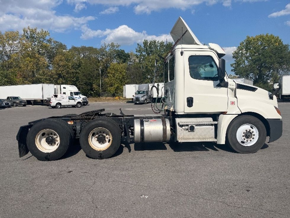 Day Cab Tractor-Heavy Duty Tractors-Freightliner-2019-T12664ST-Fort Wayne-IN-366,230\n\t\tmiles-$ 57,750 - Image 8