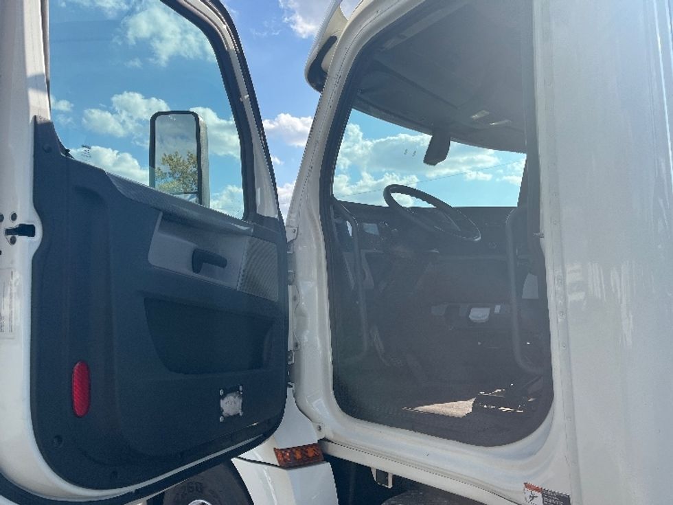 Day Cab Tractor-Heavy Duty Tractors-Freightliner-2019-T12664ST-Fort Wayne-IN-366,230\n\t\tmiles-$ 57,750 - Image 9