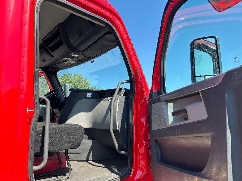 Day Cab Tractor-Heavy Duty Tractors-Freightliner-2019-T12664ST-Fort Wayne-IN-369,579\n\t\tmiles-$ 48,000 - Image 12