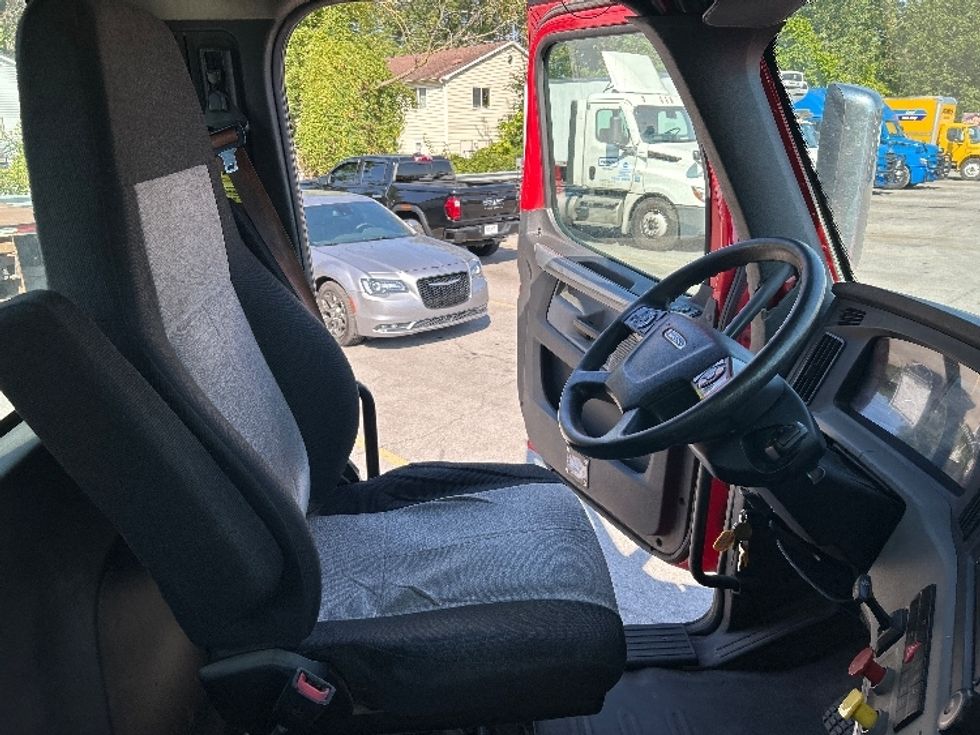 Day Cab Tractor-Heavy Duty Tractors-Freightliner-2019-T12664ST-Fort Wayne-IN-369,579\n\t\tmiles-$ 48,000 - Image 14