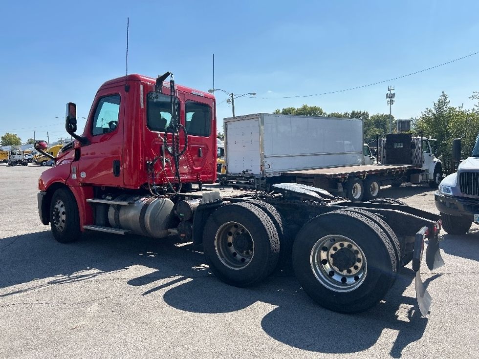 Day Cab Tractor-Heavy Duty Tractors-Freightliner-2019-T12664ST-Fort Wayne-IN-369,579\n\t\tmiles-$ 48,000 - Image 5