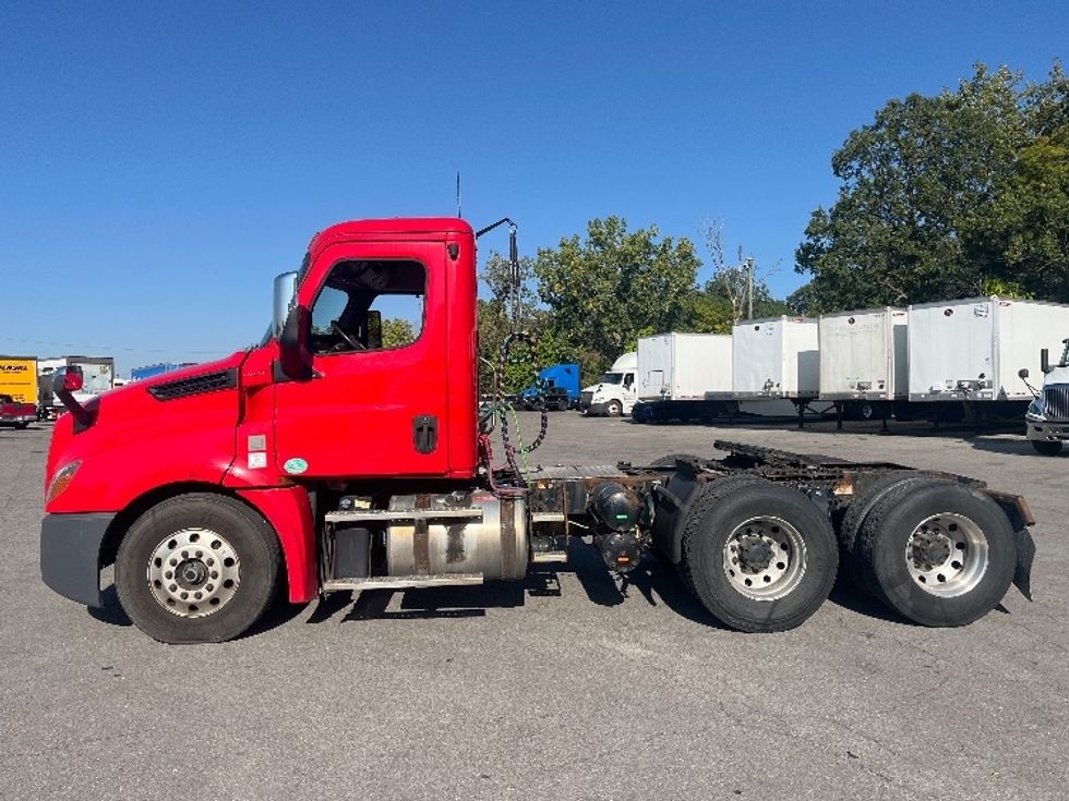 Day Cab Tractor-Heavy Duty Tractors-Freightliner-2019-T12664ST-Fort Wayne-IN-432,337\n\t\tmiles-$ 44,750 - Image 4
