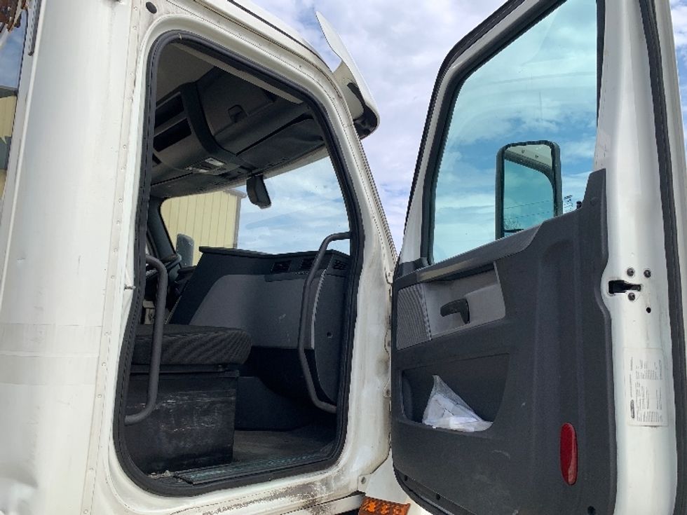 Day Cab Tractor-Heavy Duty Tractors-Freightliner-2019-T12664ST-Fort Wayne-IN-640,373\n\t\tmiles-$ 28,250 - Image 12