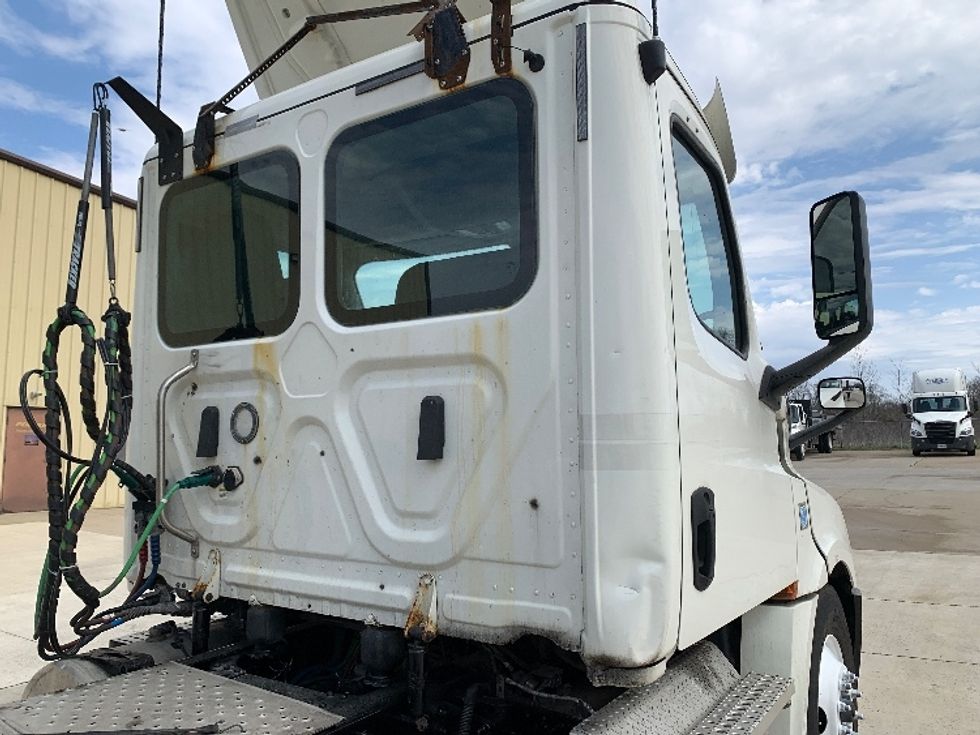 Day Cab Tractor-Heavy Duty Tractors-Freightliner-2019-T12664ST-Fort Wayne-IN-640,373\n\t\tmiles-$ 28,250 - Image 20