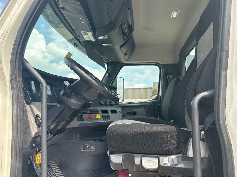 Day Cab Tractor-Heavy Duty Tractors-Freightliner-2019-T12664ST-Fort Worth-TX-471,636\n\t\tmiles-$ 45,500 - Image 9