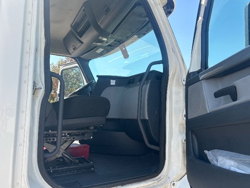 Day Cab Tractor-Heavy Duty Tractors-Freightliner-2019-T12664ST-Fort Worth-TX-648,488\n\t\tmiles-$ 27,000 - Image 12