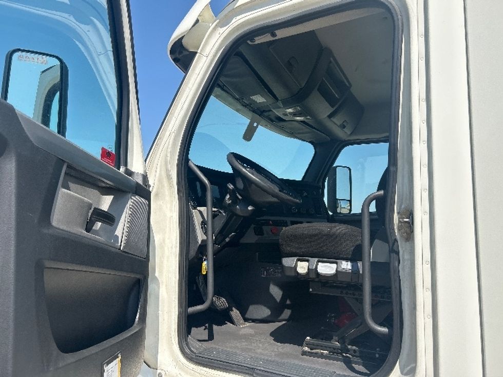 Day Cab Tractor-Heavy Duty Tractors-Freightliner-2019-T12664ST-Fort Worth-TX-648,488\n\t\tmiles-$ 27,000 - Image 9