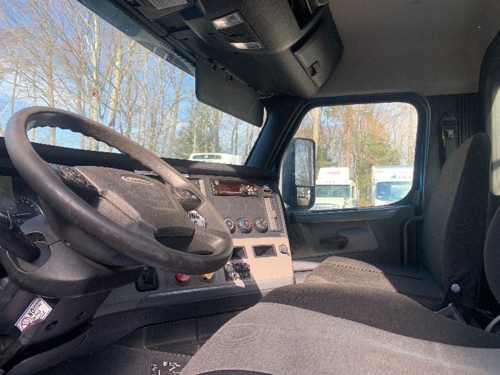 Day Cab Tractor-Heavy Duty Tractors-Freightliner-2019-T12664ST-Franklin-MA-233,934\n\t\tmiles-$ 52,000 - Image 10