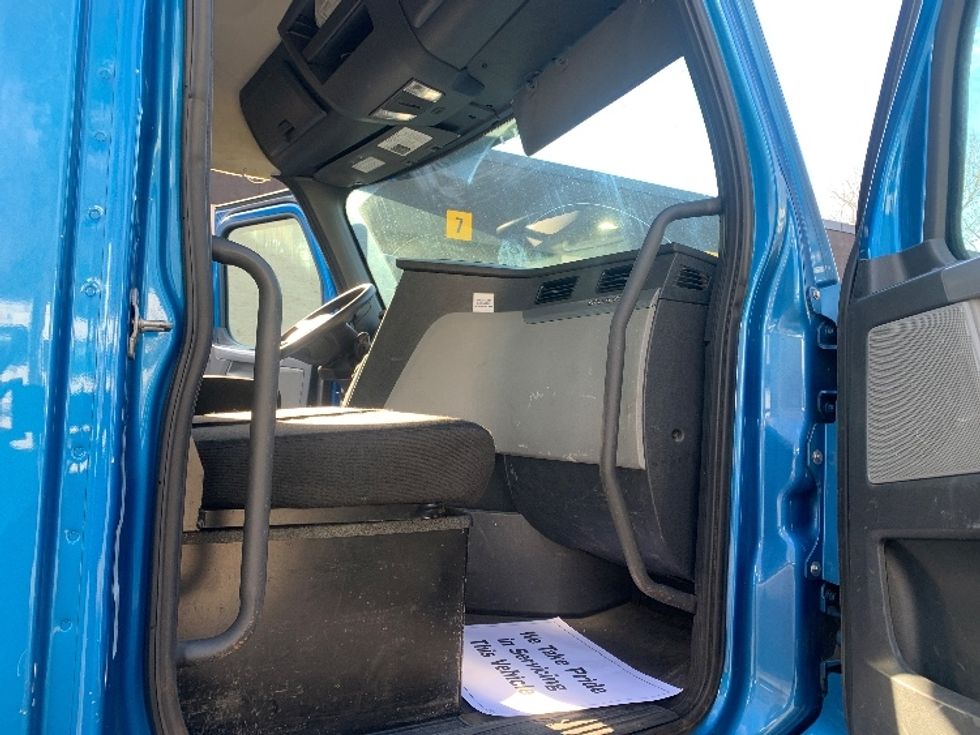 Day Cab Tractor-Heavy Duty Tractors-Freightliner-2019-T12664ST-Franklin-MA-233,934\n\t\tmiles-$ 52,000 - Image 12