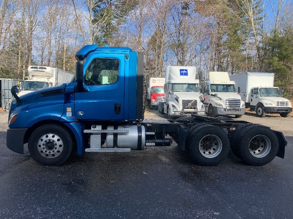 Day Cab Tractor-Heavy Duty Tractors-Freightliner-2019-T12664ST-Franklin-MA-233,934\n\t\tmiles-$ 52,000 - Image 4