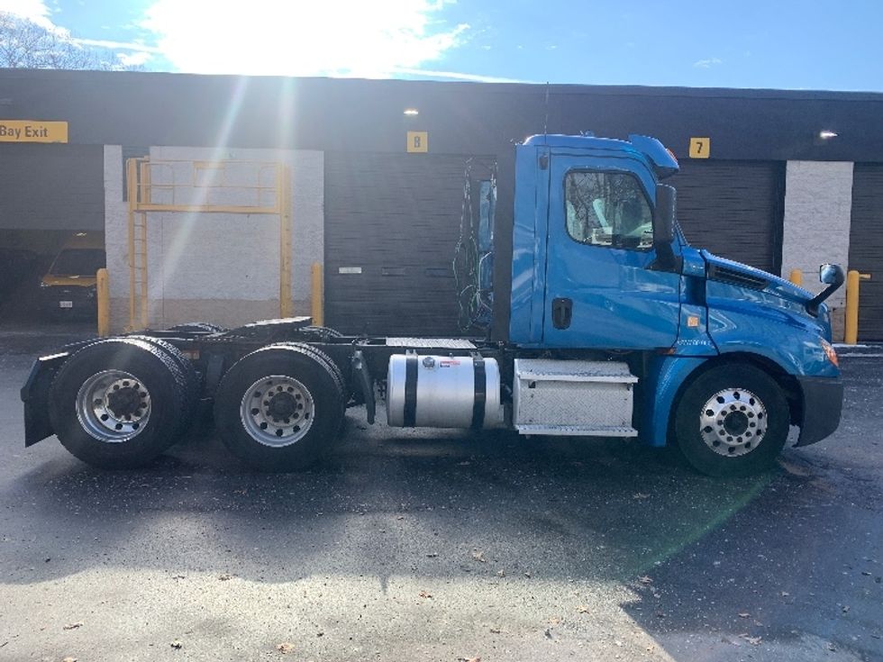 Day Cab Tractor-Heavy Duty Tractors-Freightliner-2019-T12664ST-Franklin-MA-233,934\n\t\tmiles-$ 52,000 - Image 8
