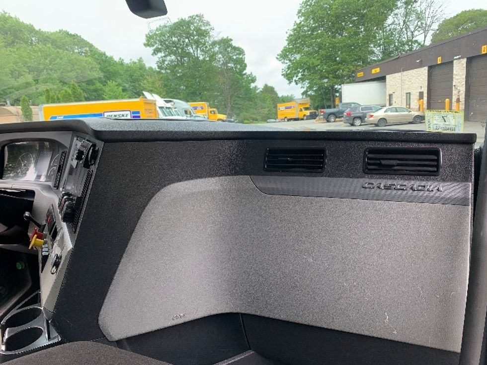 Day Cab Tractor-Heavy Duty Tractors-Freightliner-2019-T12664ST-Franklin-MA-235,207\n\t\tmiles-$ 50,000 - Image 13