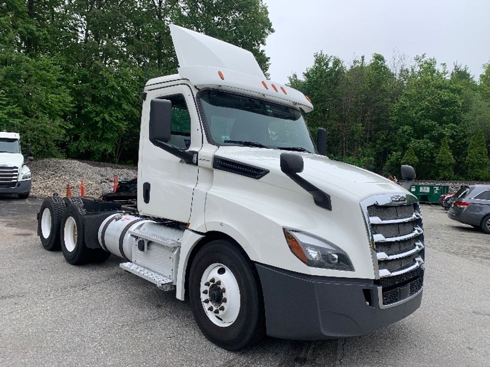 Day Cab Tractor-Heavy Duty Tractors-Freightliner-2019-T12664ST-Franklin-MA-238,074\n\t\tmiles-$ 37,000 - Image 1