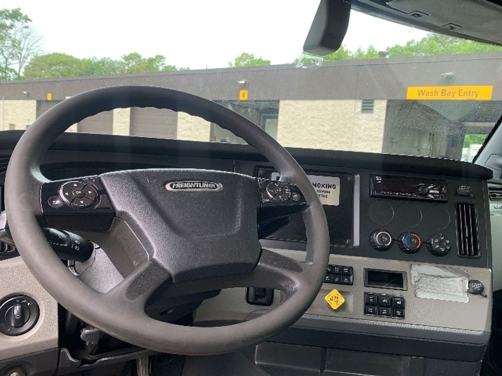 Day Cab Tractor-Heavy Duty Tractors-Freightliner-2019-T12664ST-Franklin-MA-238,074\n\t\tmiles-$ 37,000 - Image 11