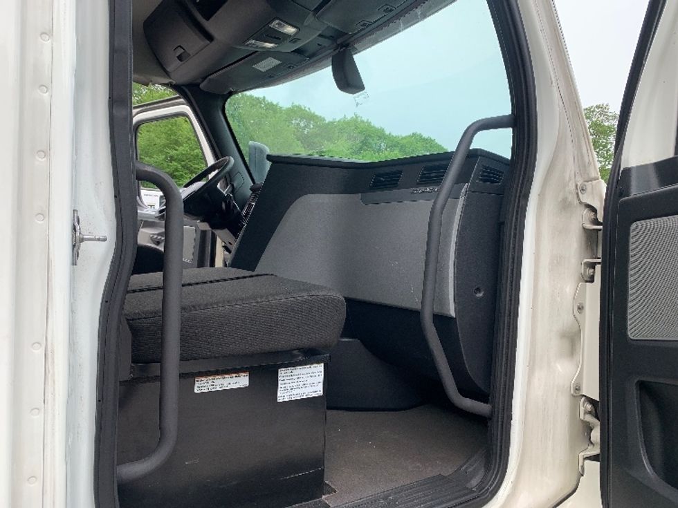 Day Cab Tractor-Heavy Duty Tractors-Freightliner-2019-T12664ST-Franklin-MA-238,074\n\t\tmiles-$ 37,000 - Image 12
