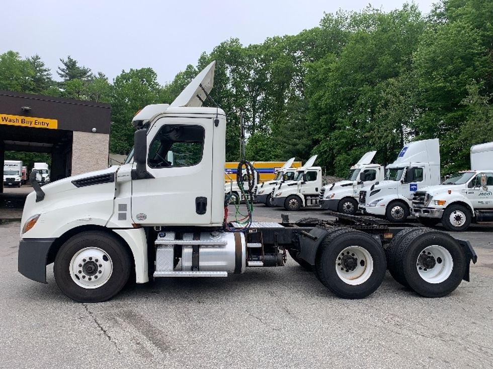 Day Cab Tractor-Heavy Duty Tractors-Freightliner-2019-T12664ST-Franklin-MA-238,074\n\t\tmiles-$ 37,000 - Image 4