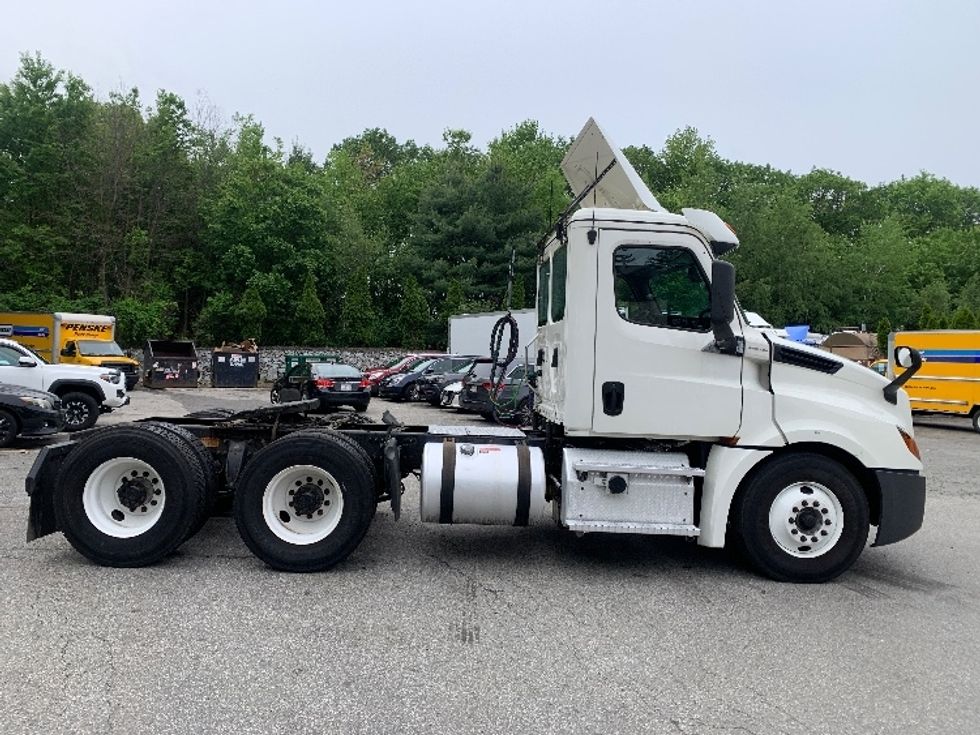 Day Cab Tractor-Heavy Duty Tractors-Freightliner-2019-T12664ST-Franklin-MA-238,074\n\t\tmiles-$ 37,000 - Image 8