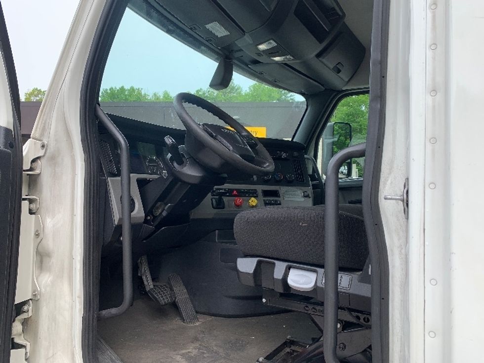 Day Cab Tractor-Heavy Duty Tractors-Freightliner-2019-T12664ST-Franklin-MA-238,074\n\t\tmiles-$ 37,000 - Image 9