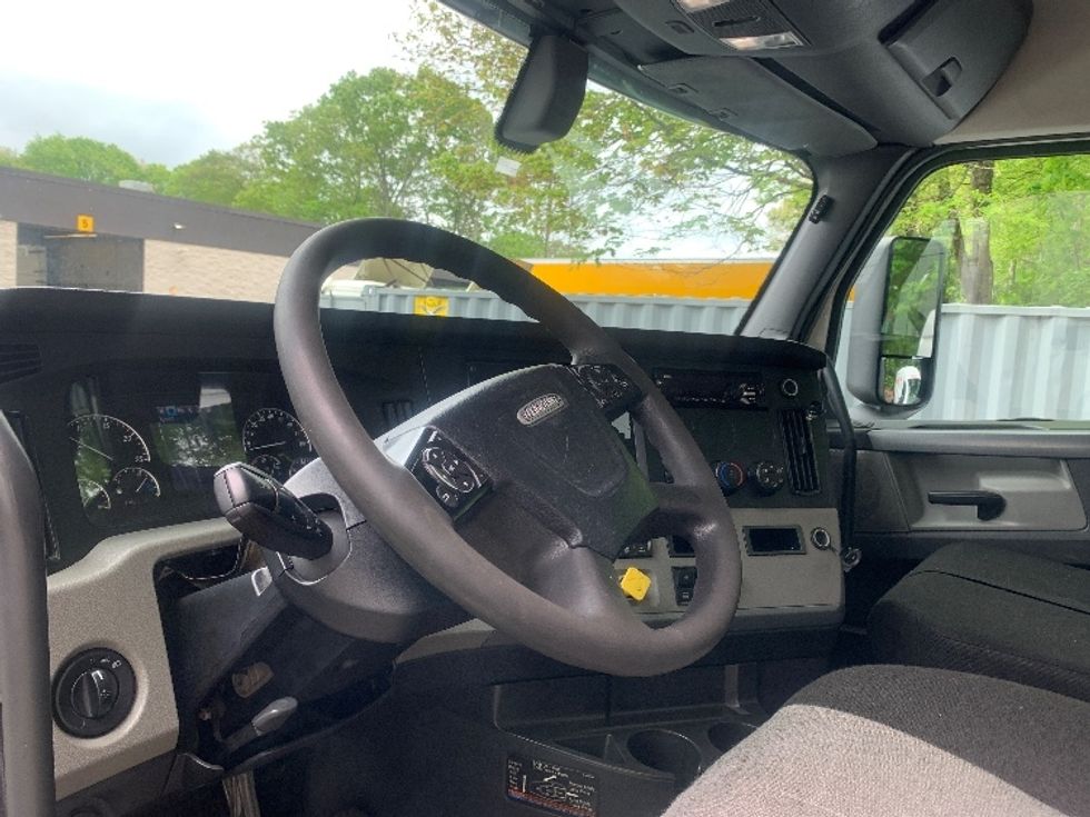 Day Cab Tractor-Heavy Duty Tractors-Freightliner-2019-T12664ST-Franklin-MA-316,383\n\t\tmiles-$ 45,750 - Image 10