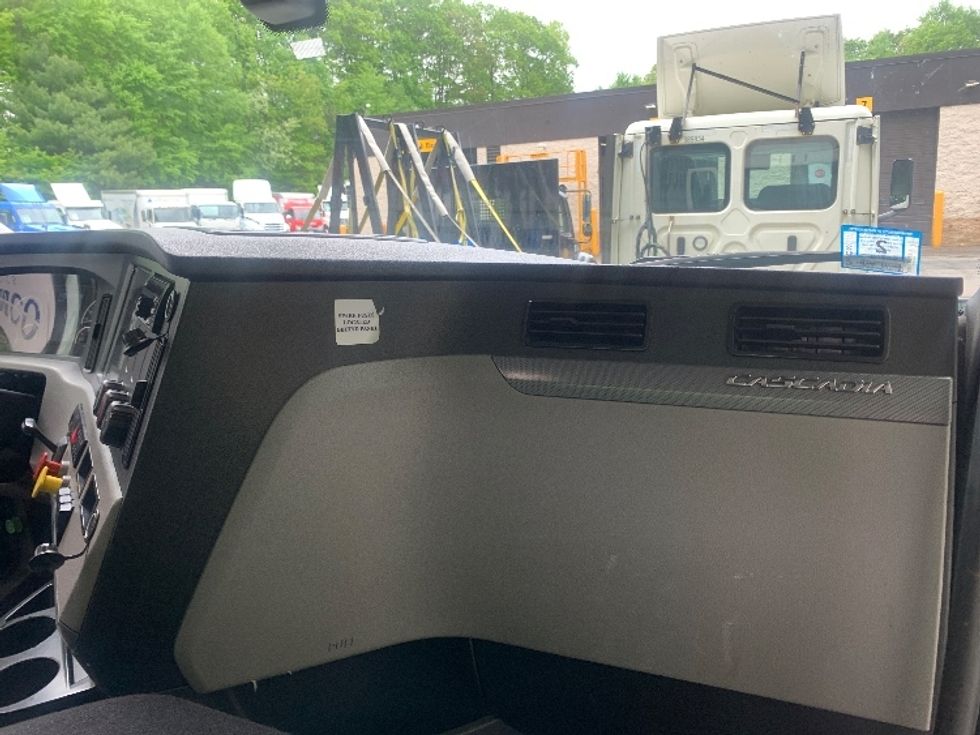 Day Cab Tractor-Heavy Duty Tractors-Freightliner-2019-T12664ST-Franklin-MA-316,383\n\t\tmiles-$ 45,750 - Image 13