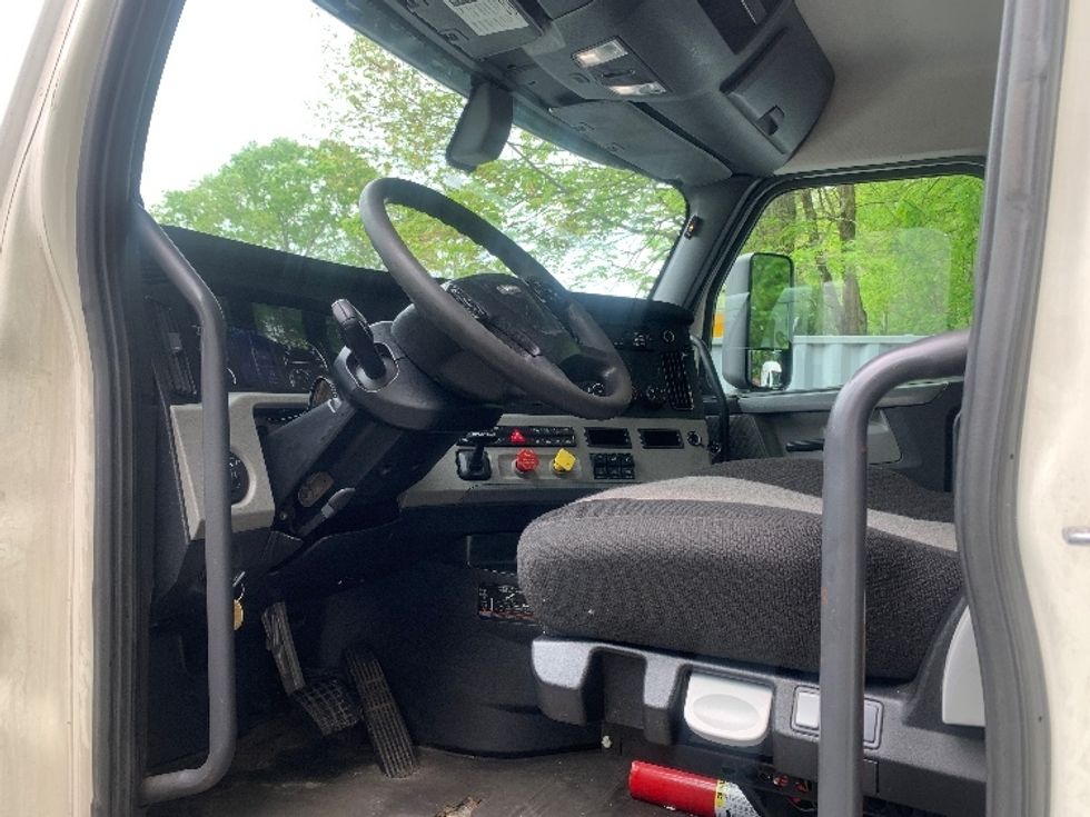 Day Cab Tractor-Heavy Duty Tractors-Freightliner-2019-T12664ST-Franklin-MA-316,383\n\t\tmiles-$ 45,750 - Image 9