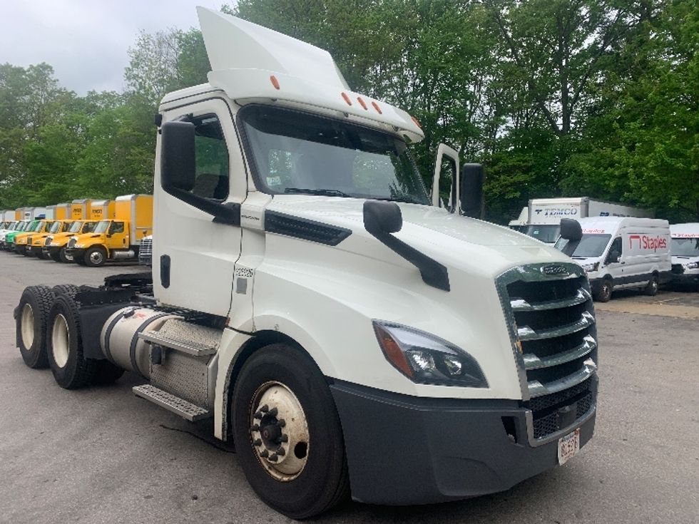 Day Cab Tractor-Heavy Duty Tractors-Freightliner-2019-T12664ST-Franklin-MA-319,947\n\t\tmiles-$ 45,250 - Image 1