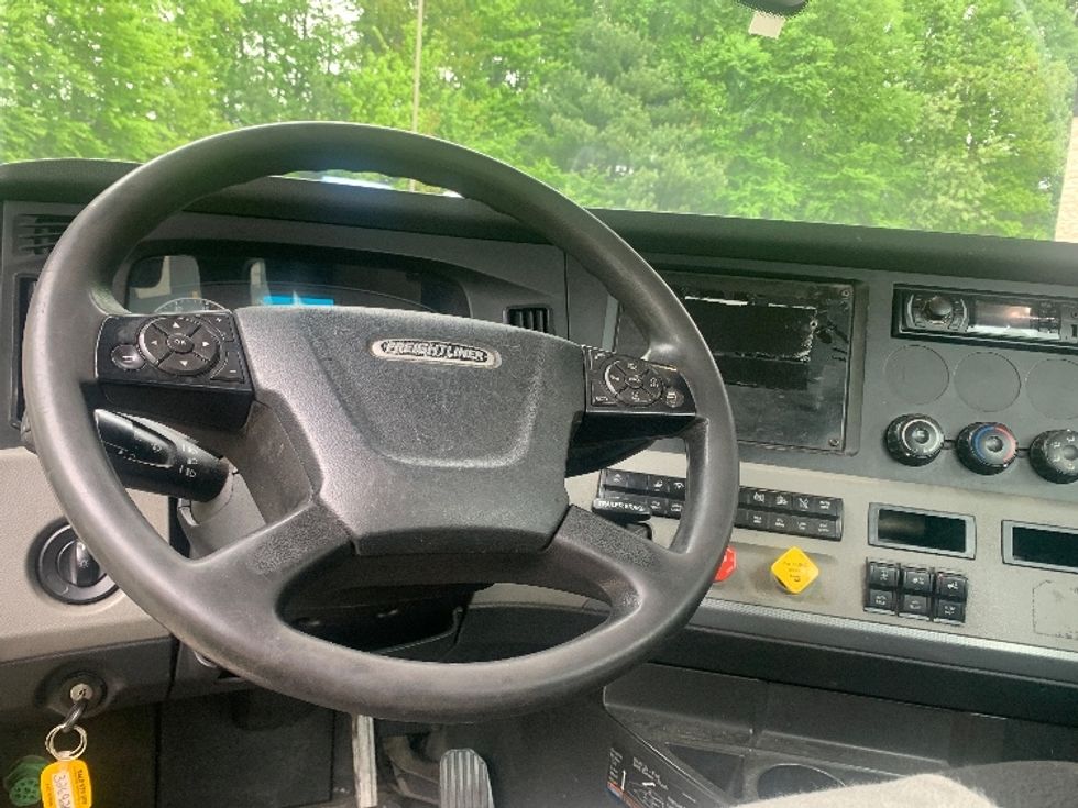 Day Cab Tractor-Heavy Duty Tractors-Freightliner-2019-T12664ST-Franklin-MA-319,947\n\t\tmiles-$ 45,250 - Image 11
