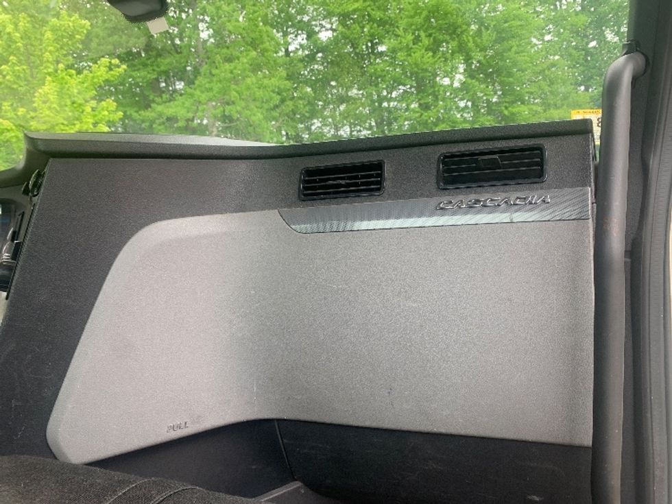 Day Cab Tractor-Heavy Duty Tractors-Freightliner-2019-T12664ST-Franklin-MA-319,947\n\t\tmiles-$ 45,250 - Image 13