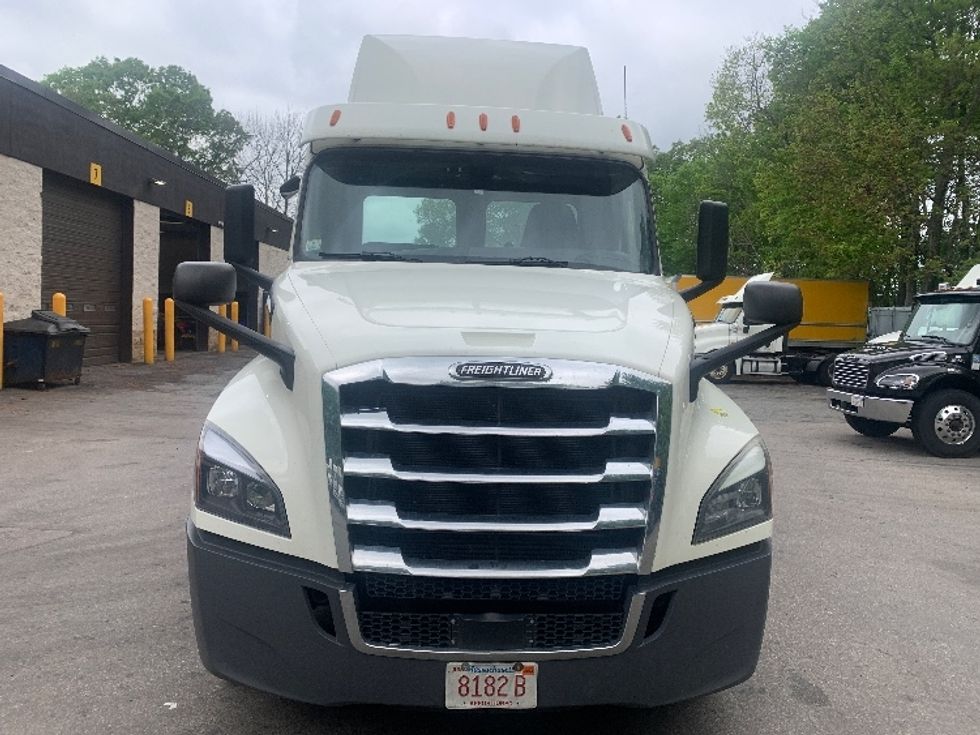 Day Cab Tractor-Heavy Duty Tractors-Freightliner-2019-T12664ST-Franklin-MA-319,947\n\t\tmiles-$ 45,250 - Image 2