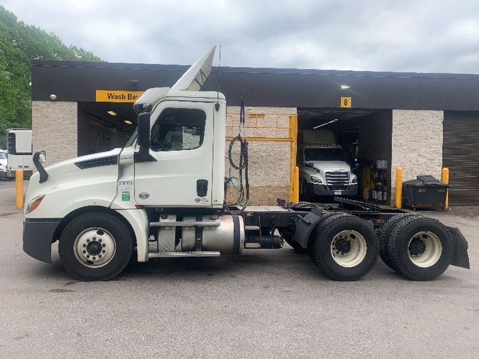 Day Cab Tractor-Heavy Duty Tractors-Freightliner-2019-T12664ST-Franklin-MA-319,947\n\t\tmiles-$ 45,250 - Image 4