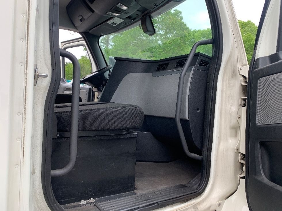 Day Cab Tractor-Heavy Duty Tractors-Freightliner-2019-T12664ST-Franklin-MA-391,189\n\t\tmiles-$ 42,000 - Image 12