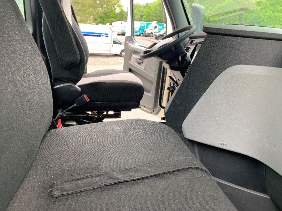 Day Cab Tractor-Heavy Duty Tractors-Freightliner-2019-T12664ST-Franklin-MA-391,189\n\t\tmiles-$ 42,000 - Image 14